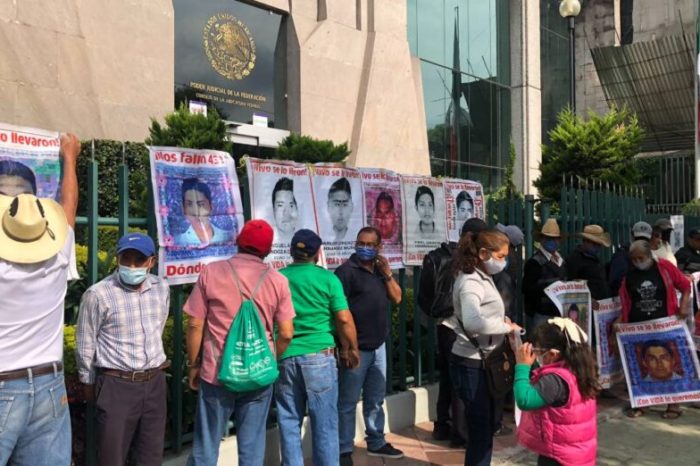 Familiares de los 43 normalistas protestan hoy en FGR a 6 años del caso