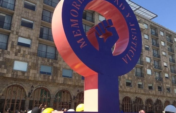Activistas colocan Antimonumenta contra el feminicidio en Jalisco