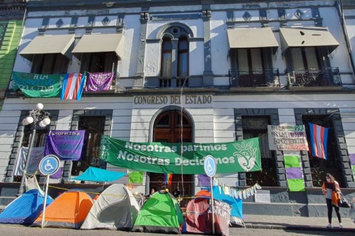 Siete días y poco diálogo: así es la inédita toma del Congreso de Puebla por feministas