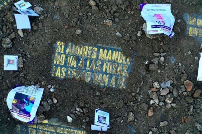 ‘Si Andrés Manuel no va a las fosas, las fosas van a él’, familiares de desaparecidos protestan en Palacio Nacional