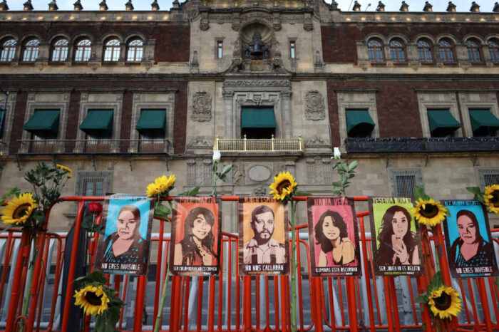 Familiares y amigos de las víctimas del caso Narvarte protestaron frente a Palacio Nacional