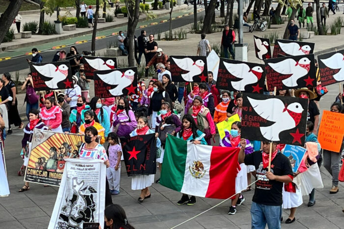 Marchan en CDMX por Día de la Resistencia Indígena