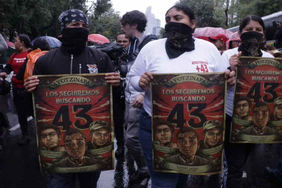 “¡Ayotzinapa vive, la lucha sigue!”: marchan por los 10 años de la desaparición de los 43 normalistas